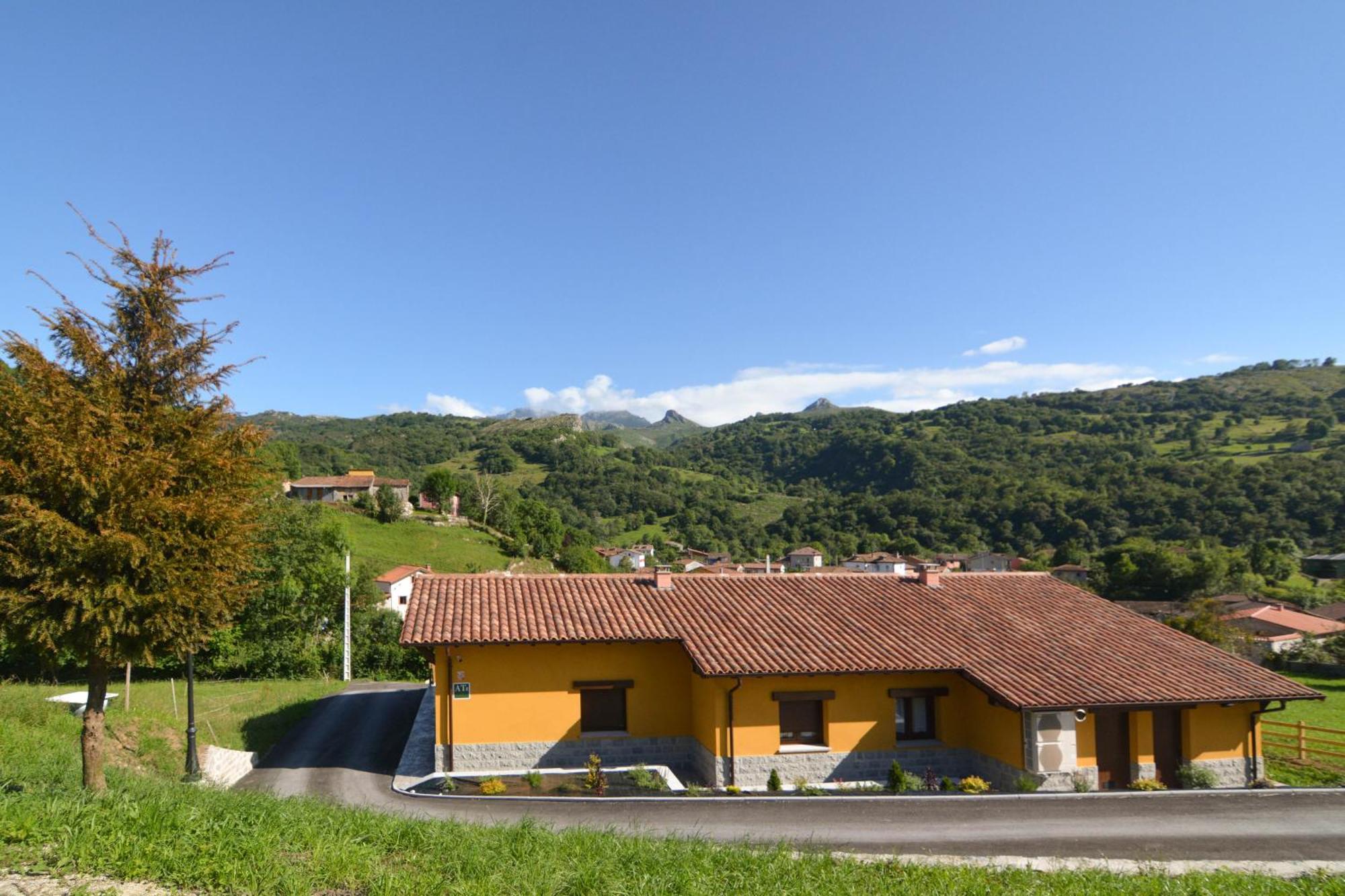 Apartamentos Fuente La Pipa Avin Bagian luar foto